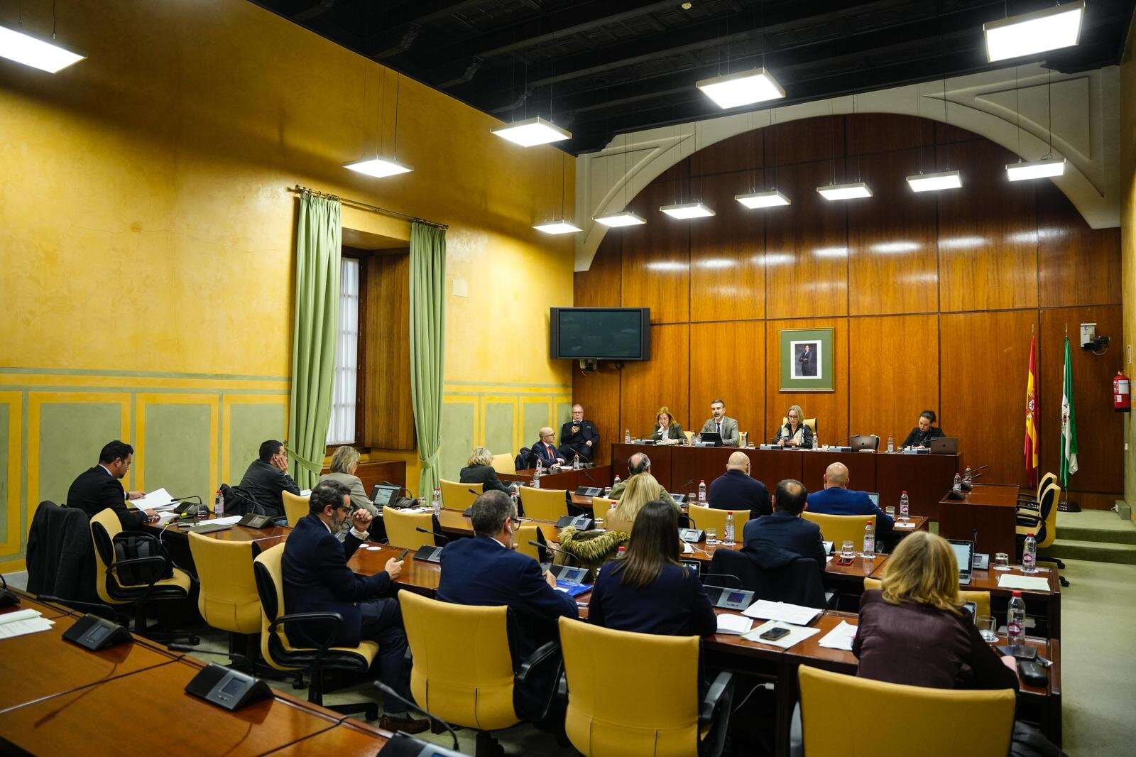 El consejero Fernández Pacheco en la Comisión Agricultura del Parlamento