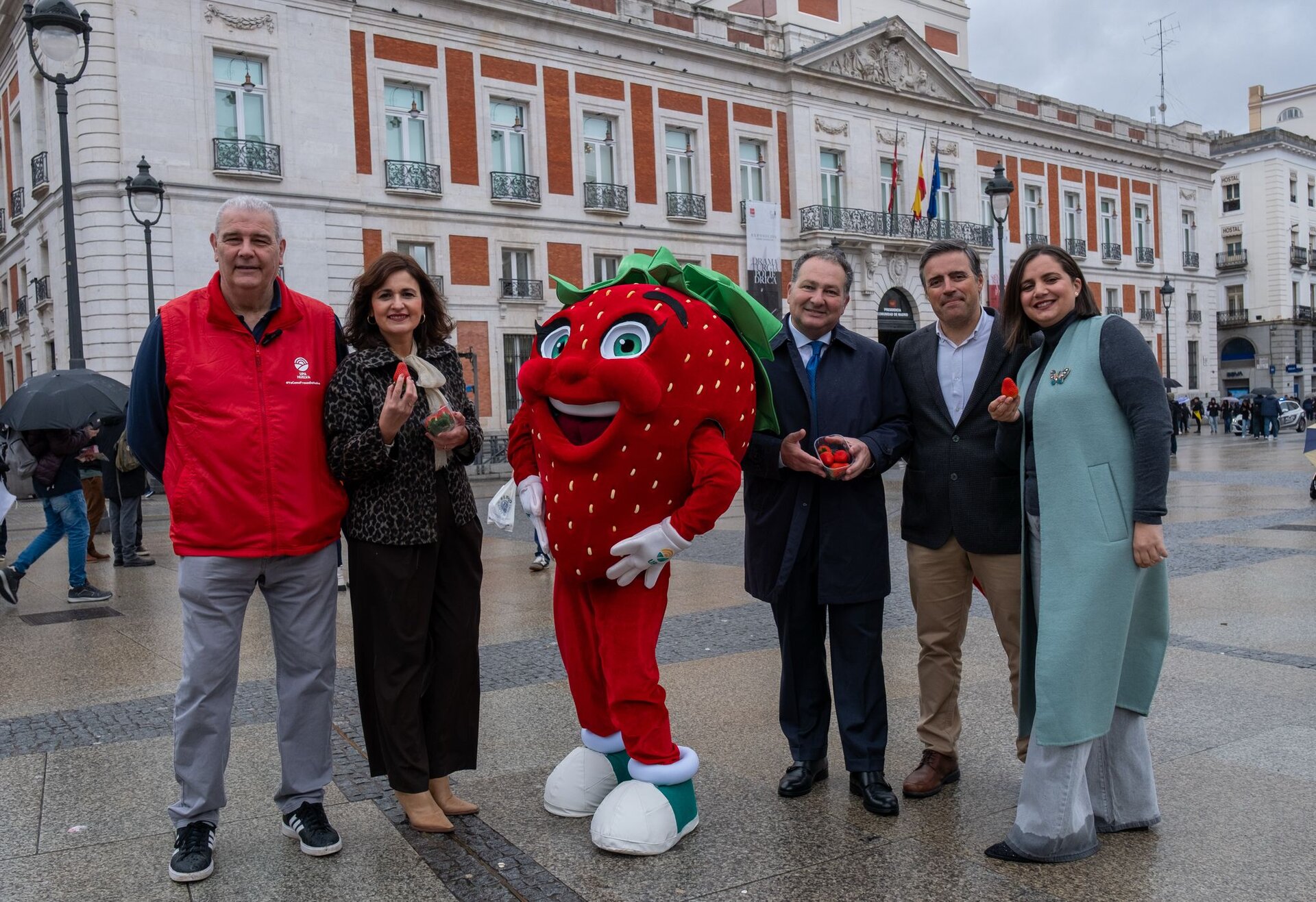 Con la mascota 'Fresi' en la Puerta del Sol hace unos días