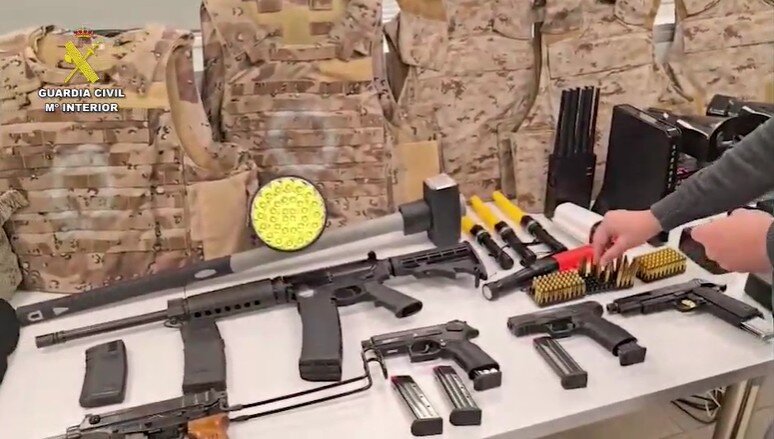 Armas de guerra, chalecos antibalas y balizas policiales incautadas