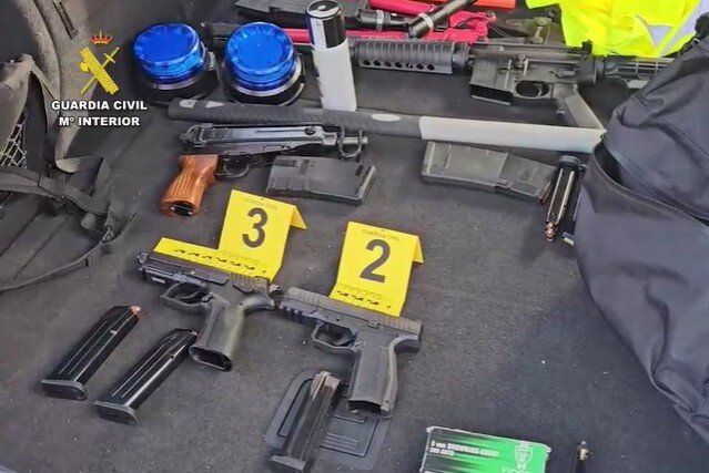 Captura de pantalla del vídeo policial con el material incautado