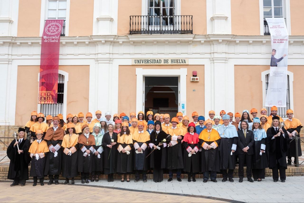 Foto de familia con el nuevo Doctor Honoris Causa de la UHU