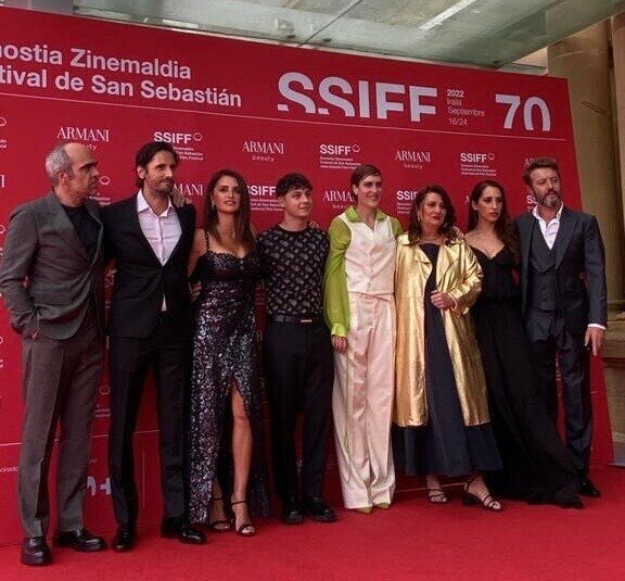 Con el elenco de actores y actrices en el Festival de Cine de San Sebastián en la presentación de la pelÍcula ´Los Márgenes´