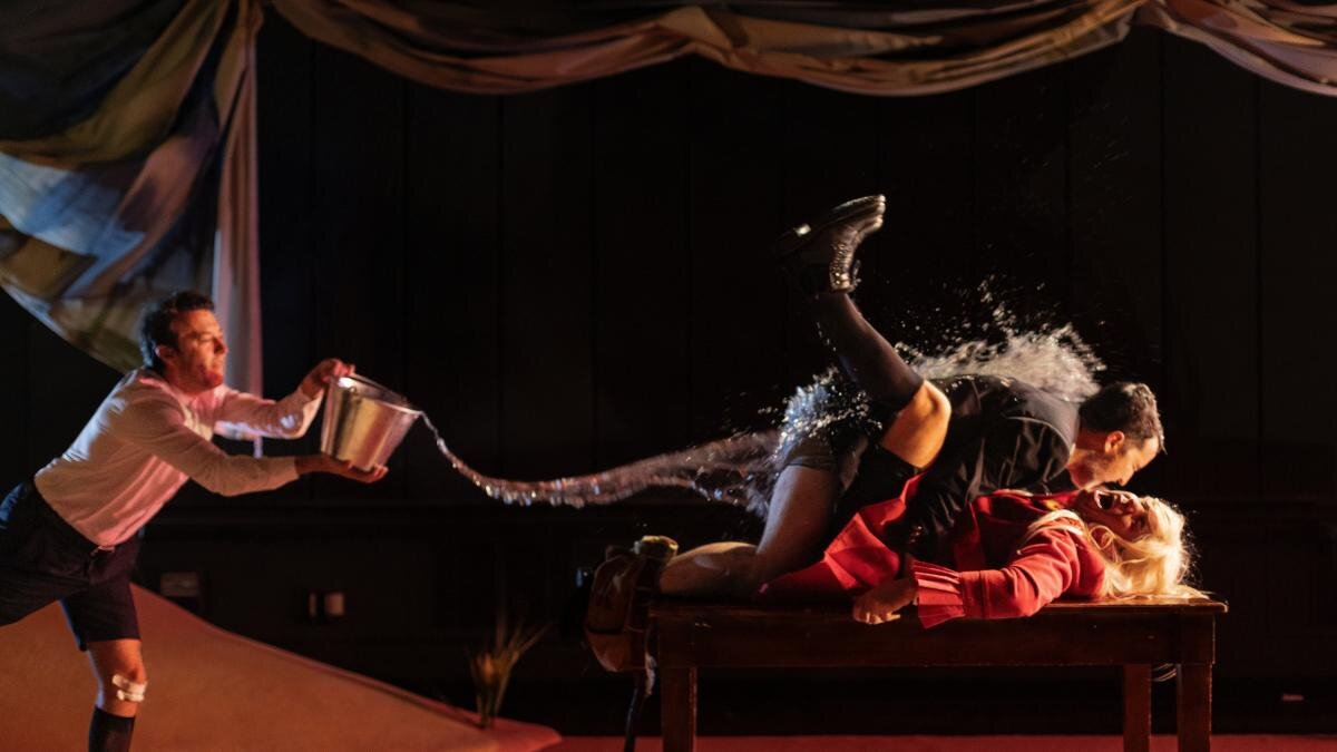 Escena de su ultimo espectáculo ´instrucciones para sobrevivir en lo oscuro´