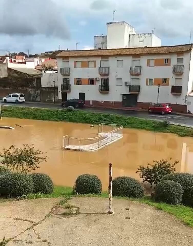 El Odiel, a las puertas de algunas viviendas de Gibraleón, amenazante (Imágenes: @guillegibra)