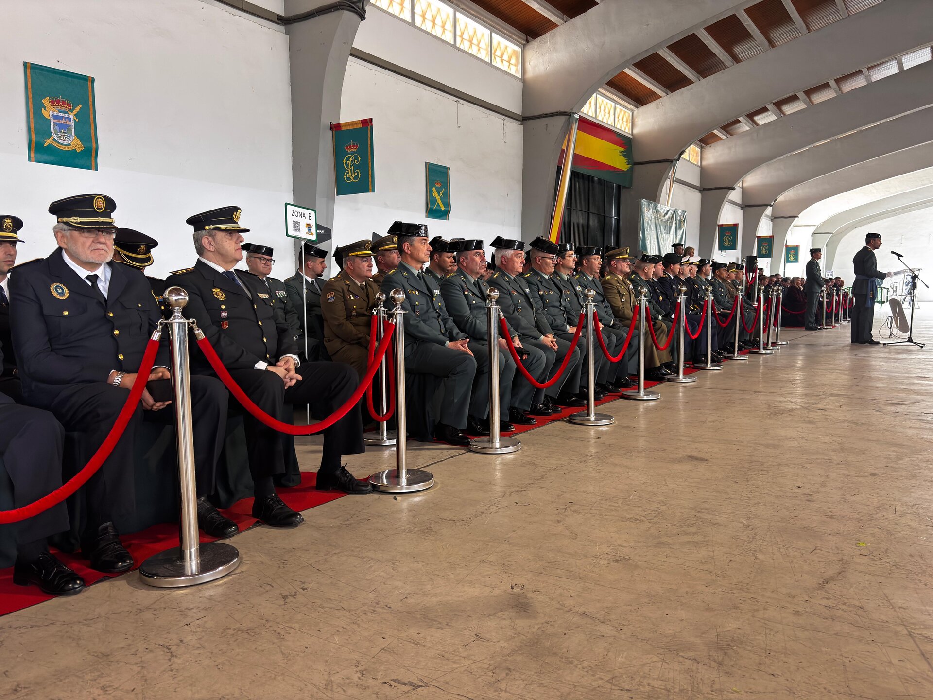 Invitados y estamento militar, en el acto