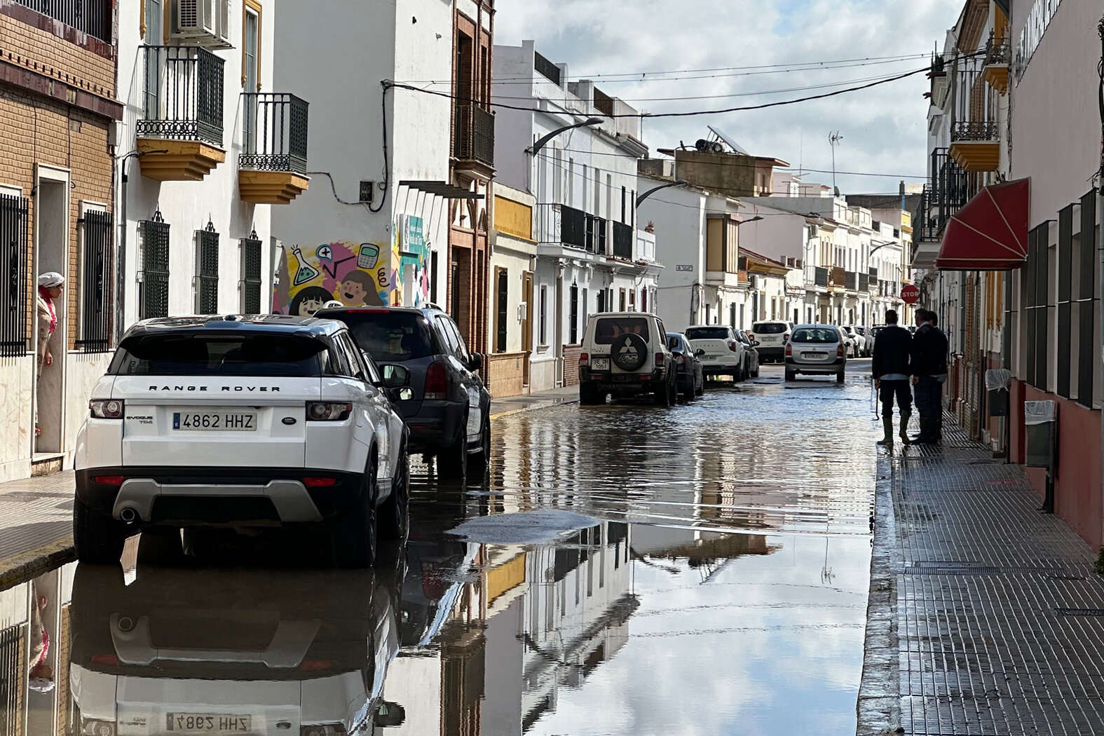 Calles inundadas en San Juan por la crecida del Tinto