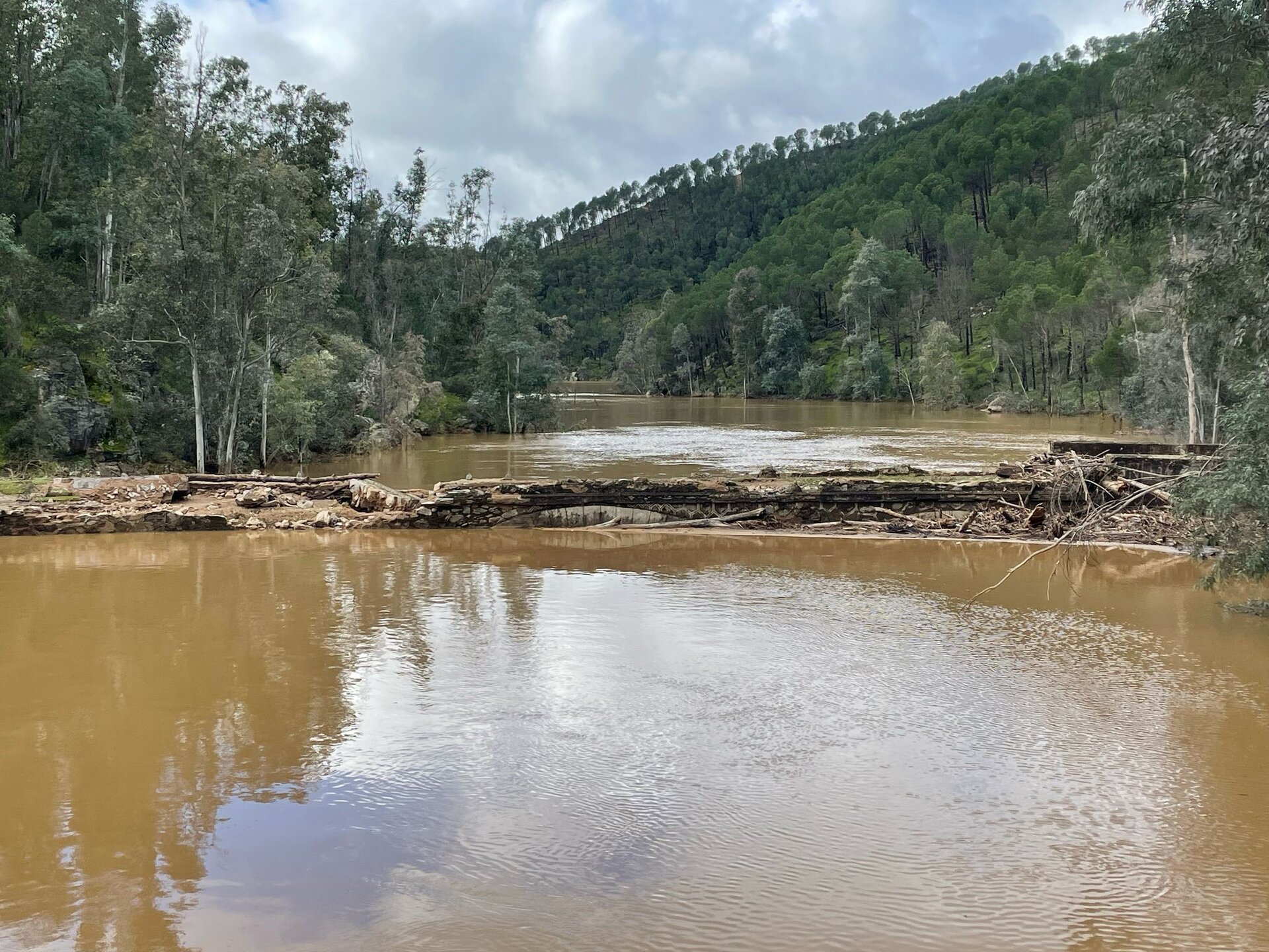 Puente del Jarrama cegado por el agua en Nerva