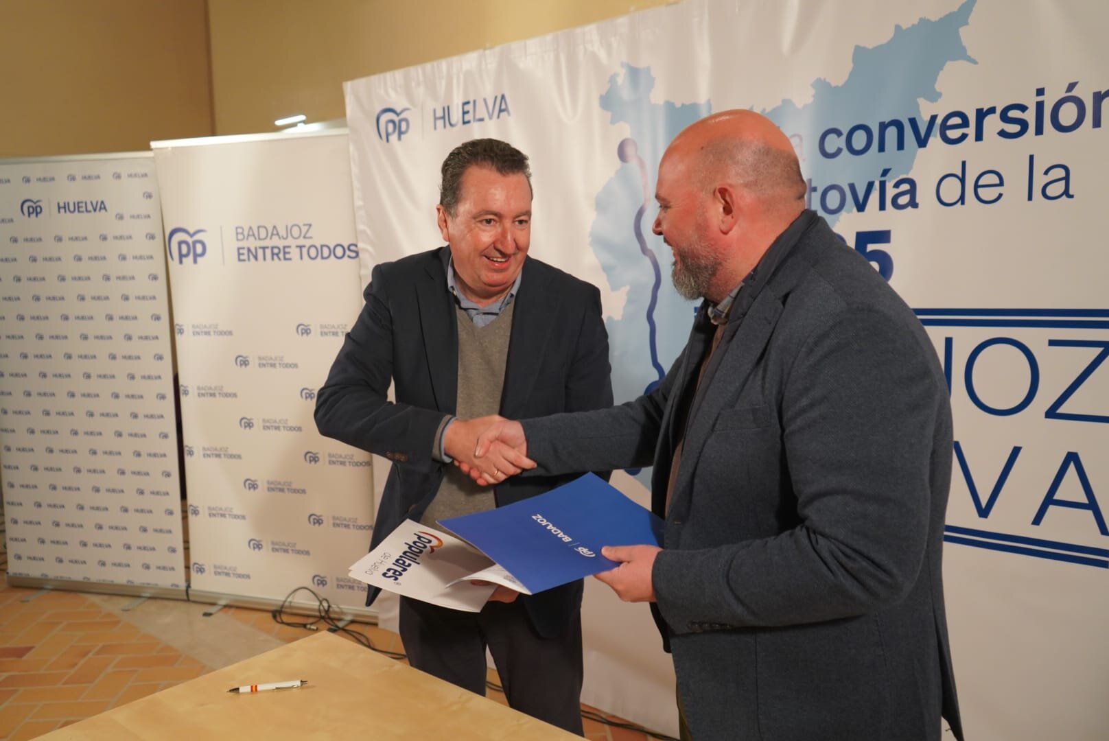 González y Naharro en la firma del acuerdo