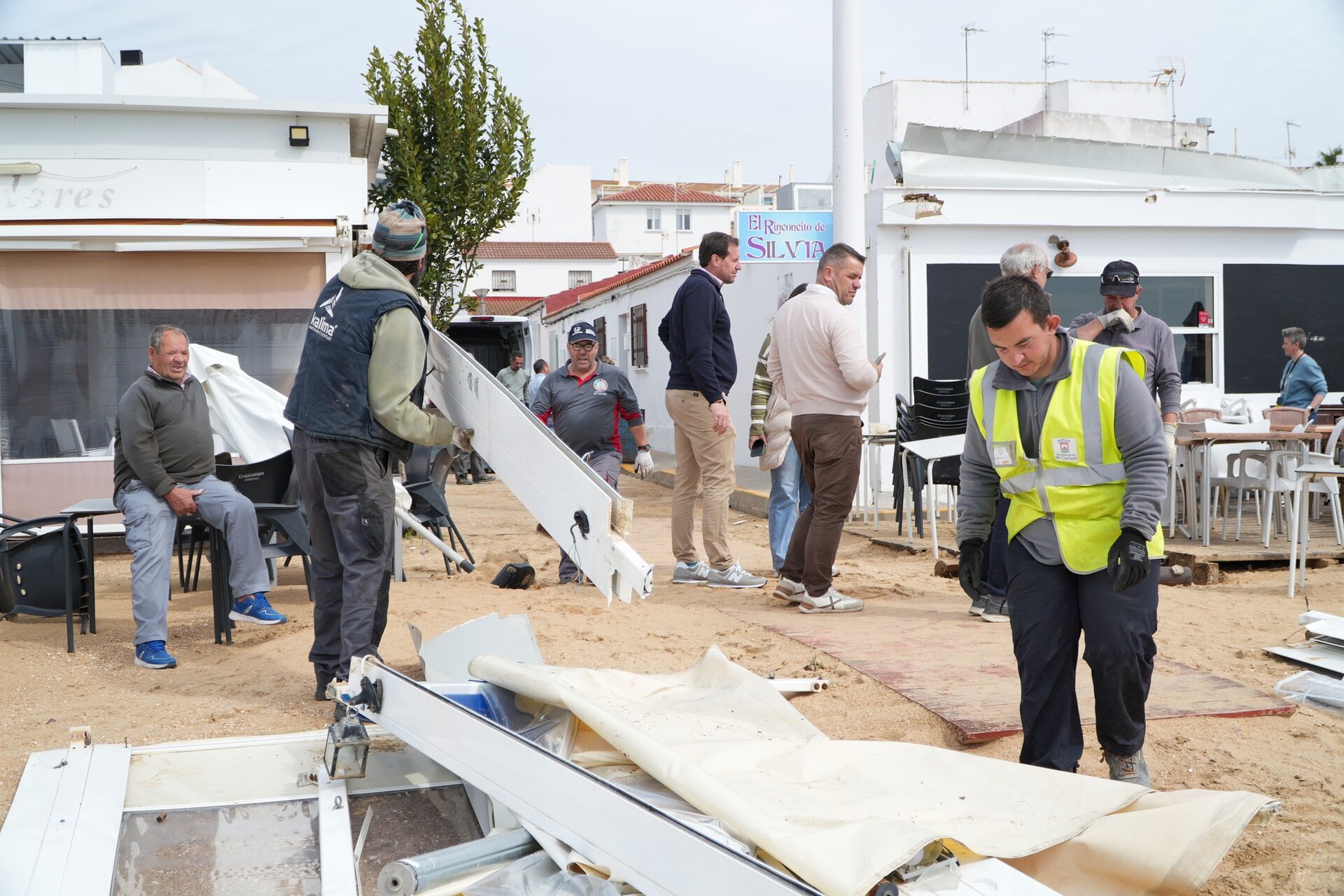 Vecinos afrontan los daños en sus casas y negocios