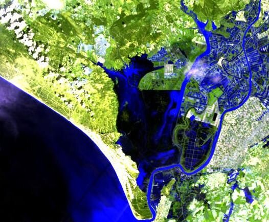 Imágenes satelitales que marcan en azul y oscuro la inundación extraordinaria de Doñana tras las lluvias