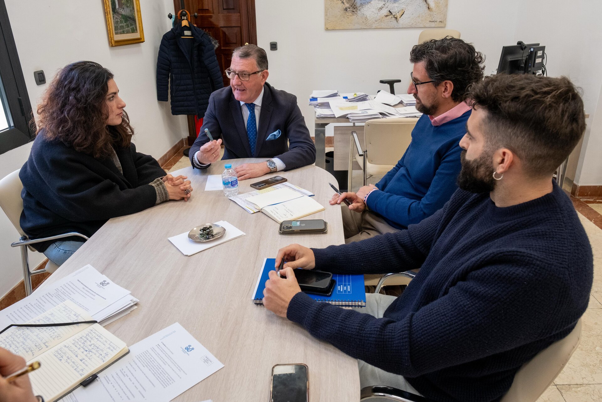 Reunión en la Diputación sobre la carretera de El Cerro