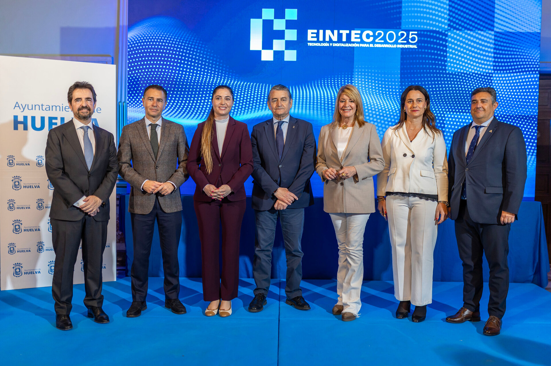 Foto de familia en la presentación de EINTEC