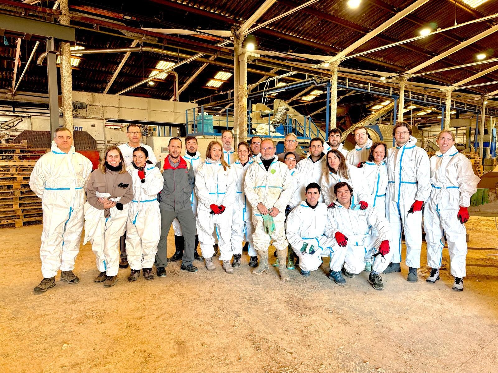 Trabajadores de Moeve y fundación Moeve participan en el plan de voluntariado de ayuda por la DANA en Valencia