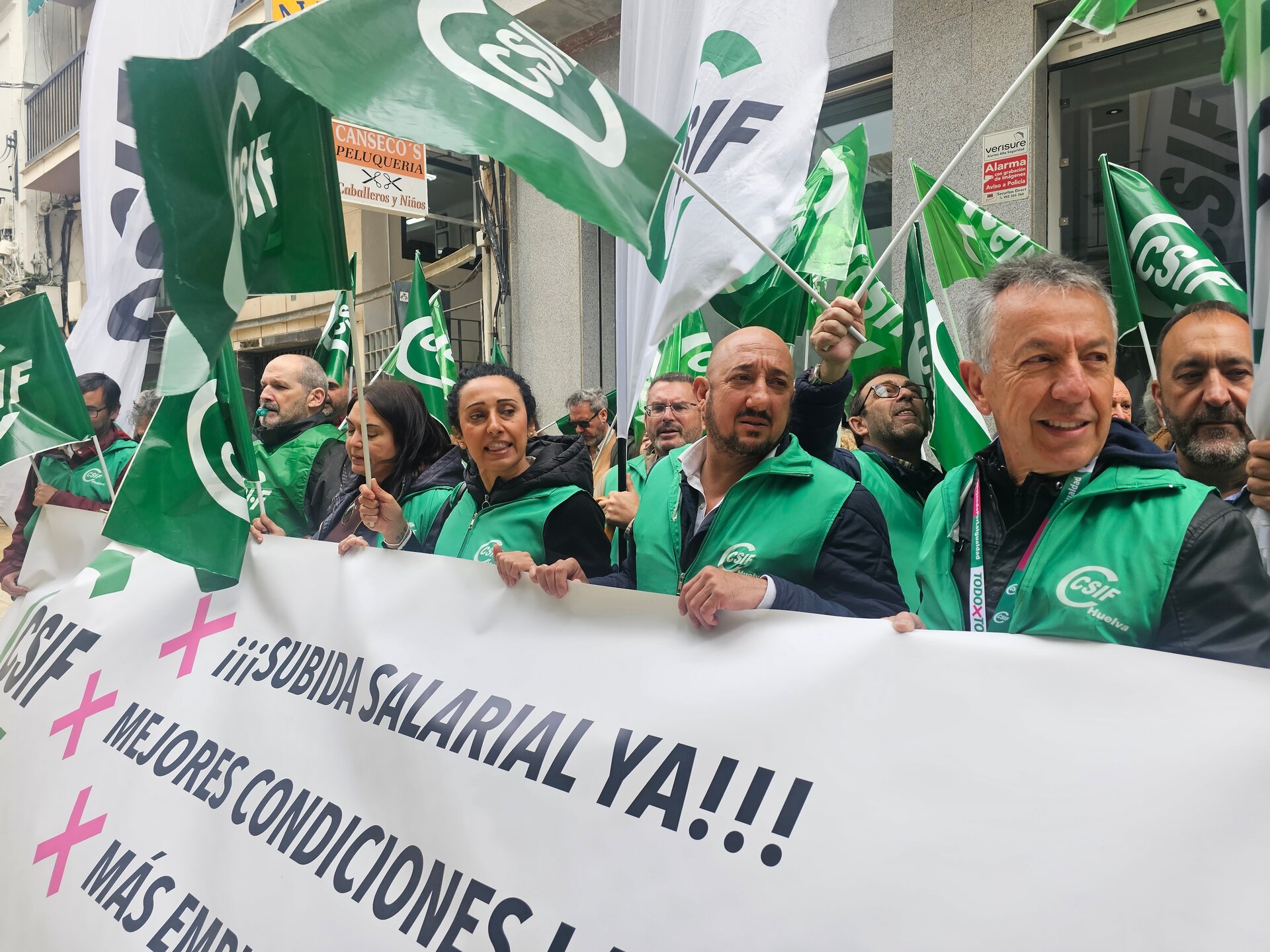 Quilón, presidente provincial, en el centro, durante la concentración