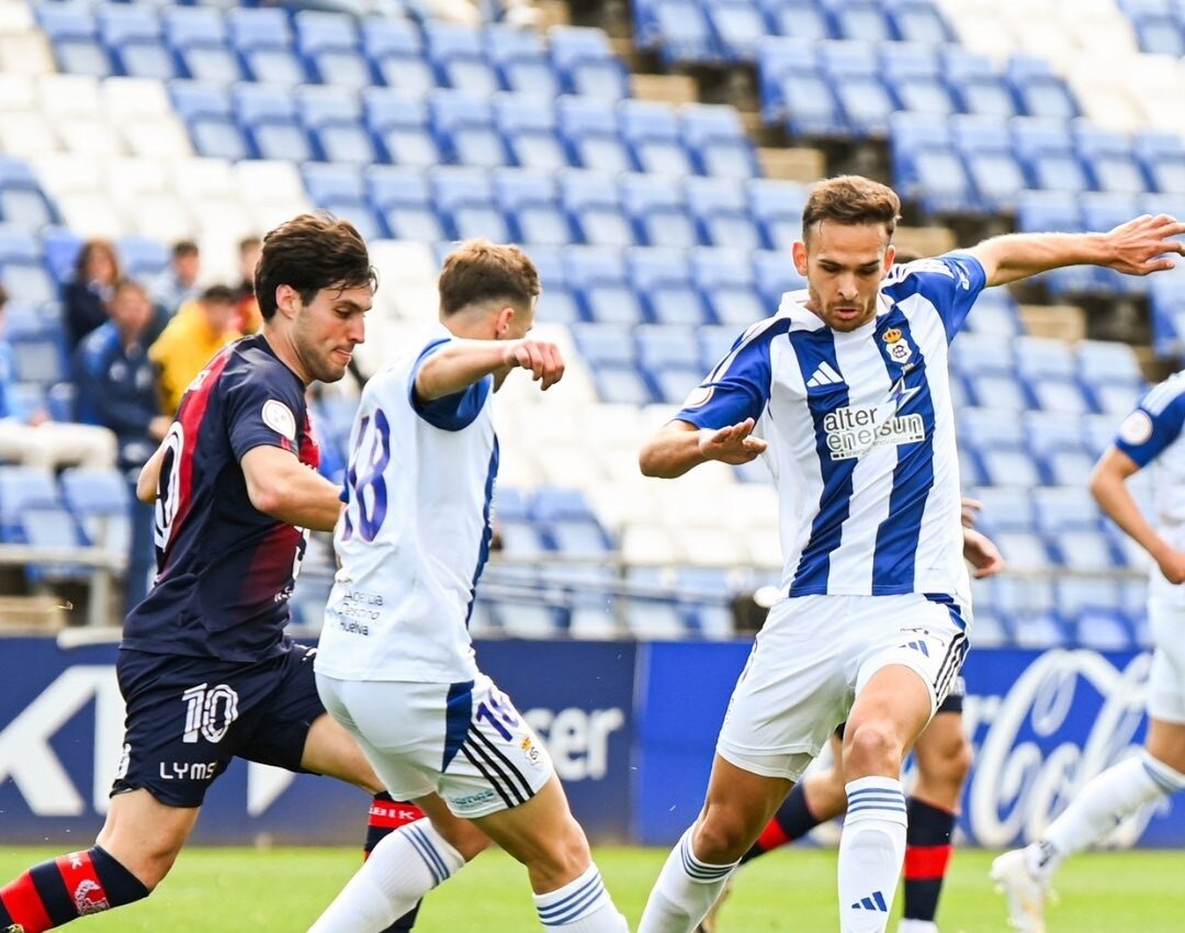 Lance del duelo entre el Recre y el Yeclano.