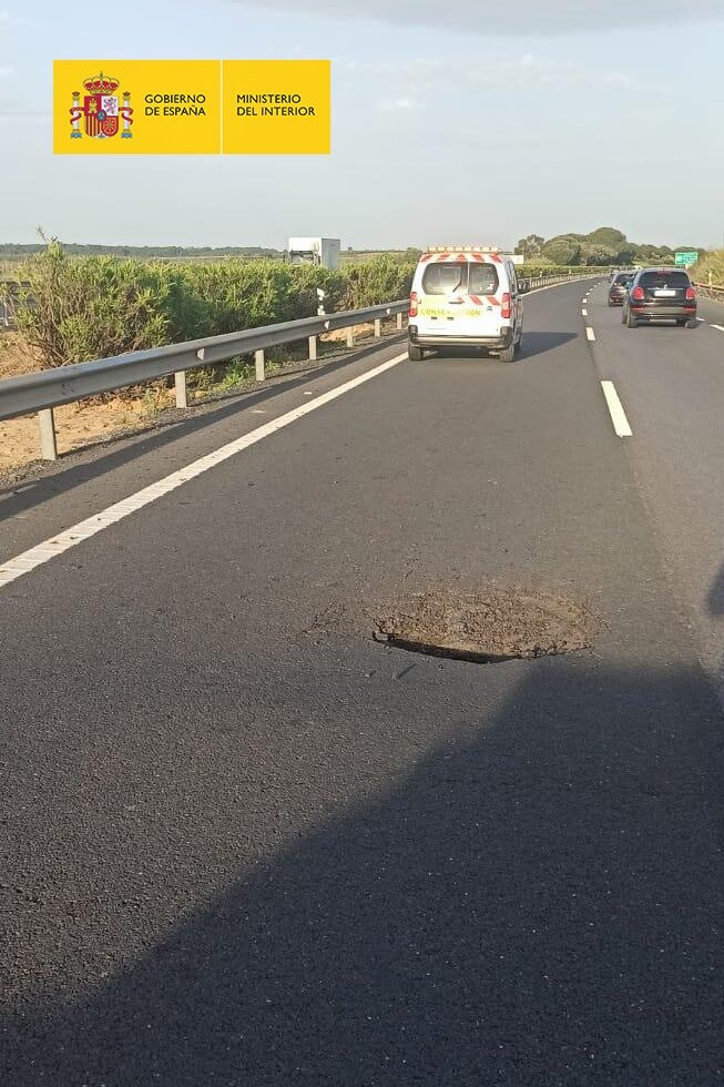 Socavón que ha obligado a cortar la A-49