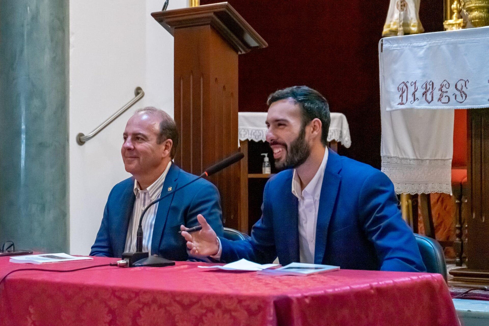 Toni Garrido presenta su libro “Curiosidades de la Semana Santa de Huelva"