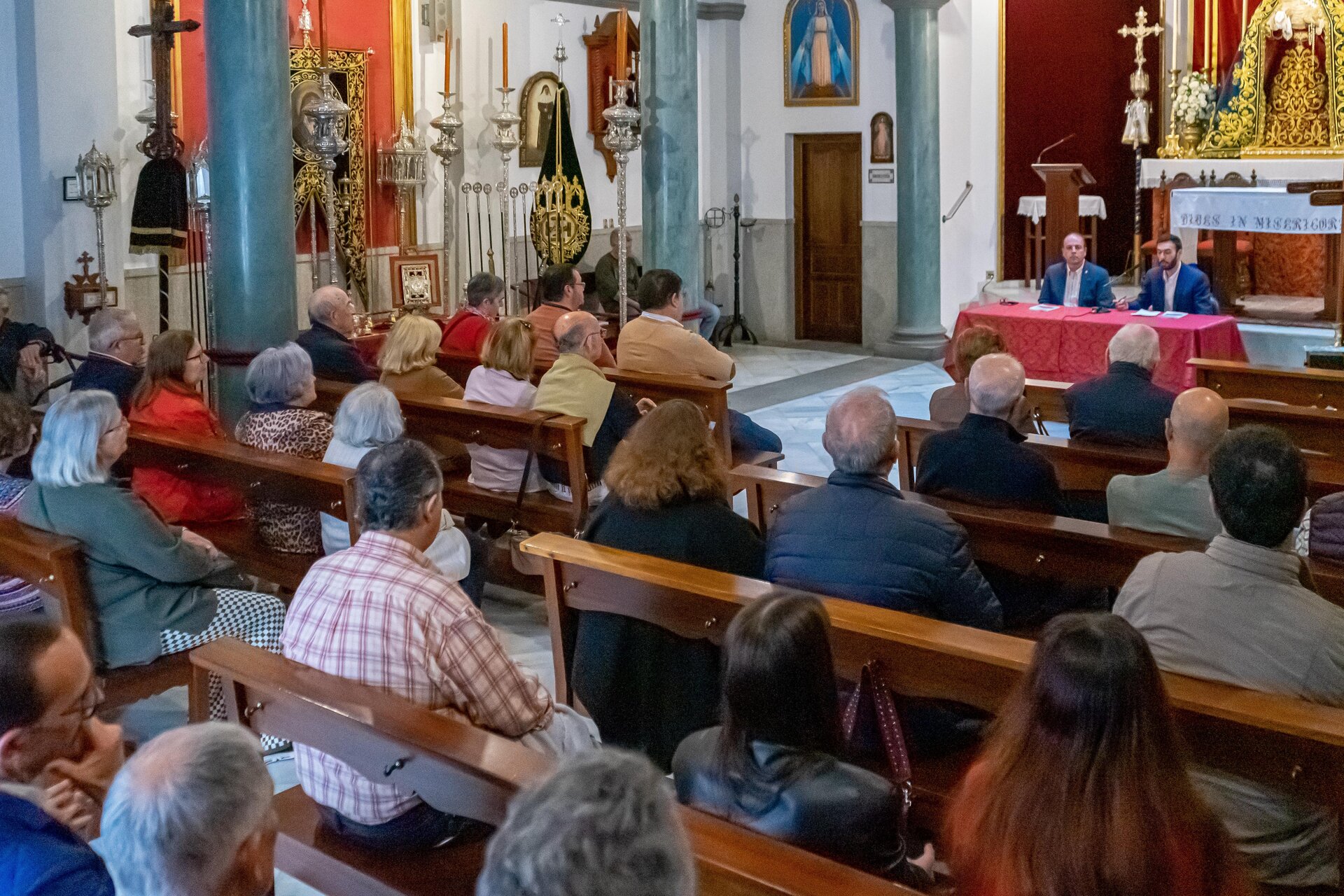 Toni Garrido presenta su libro “Curiosidades de la Semana Santa de Huelva"