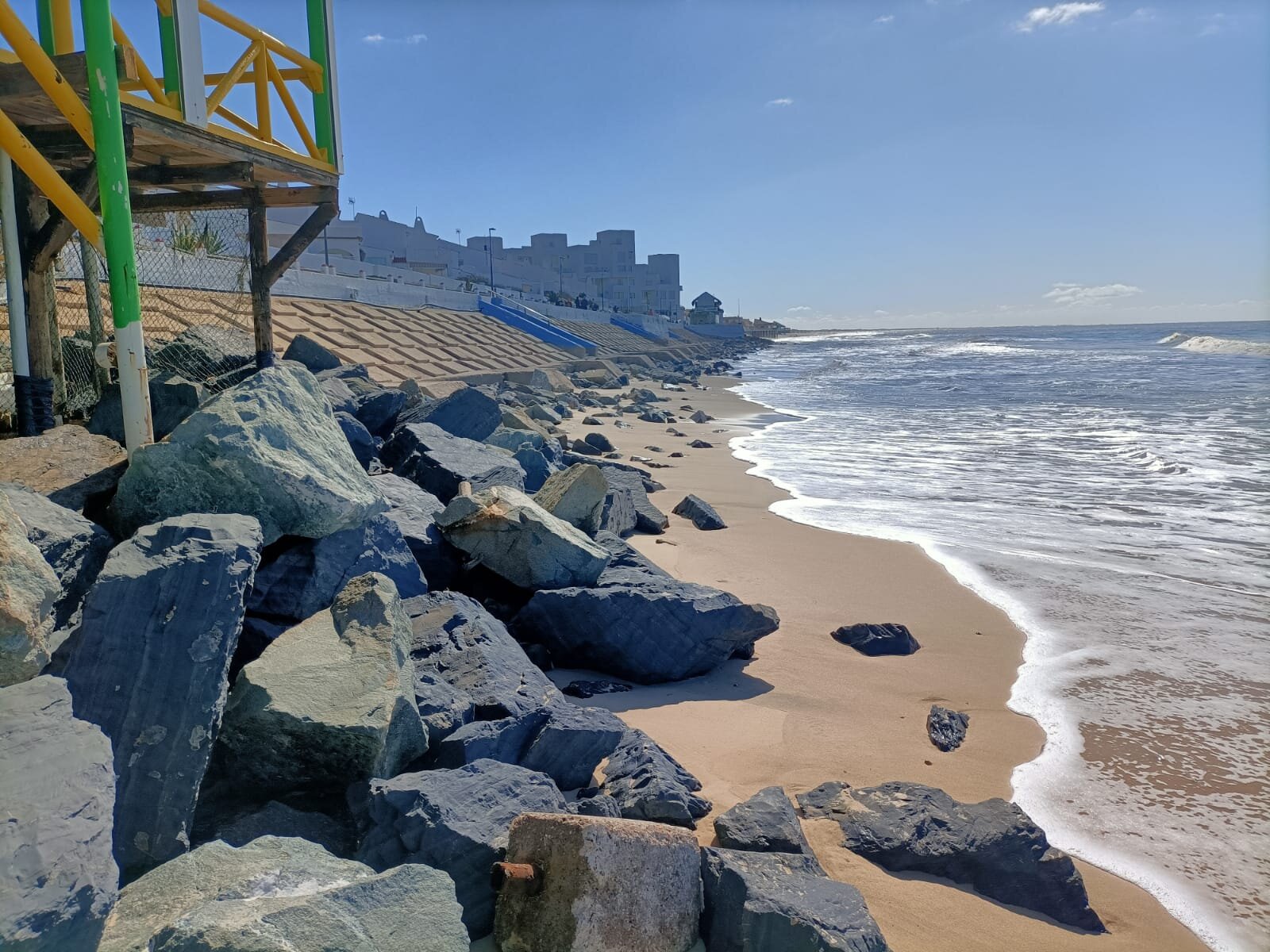 Combate del mar en el paseo marítimo de Matalascañas