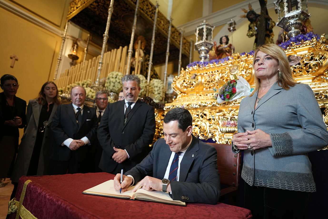 Firmando en el libro de honor de El Calvario