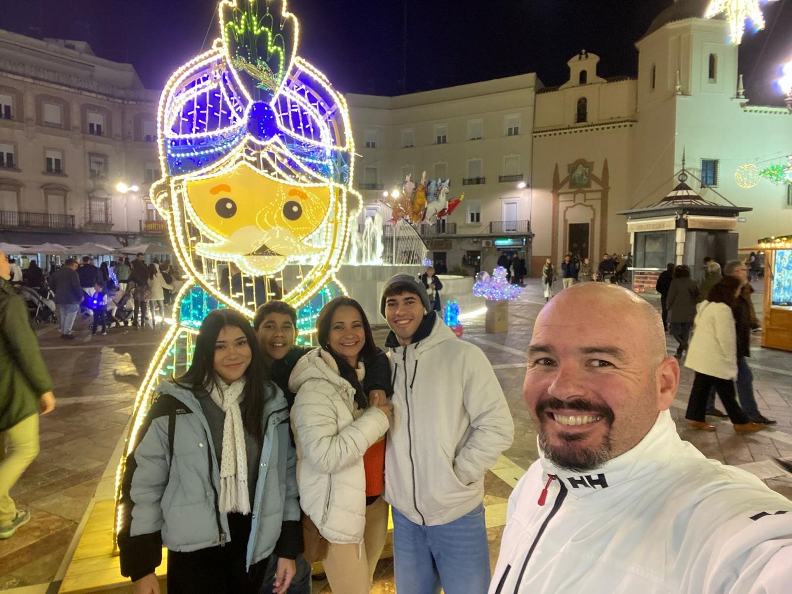 En La Plaza de Las Monjas, junto a su esposa y sus hijos Andrés, Jesús y Valeria