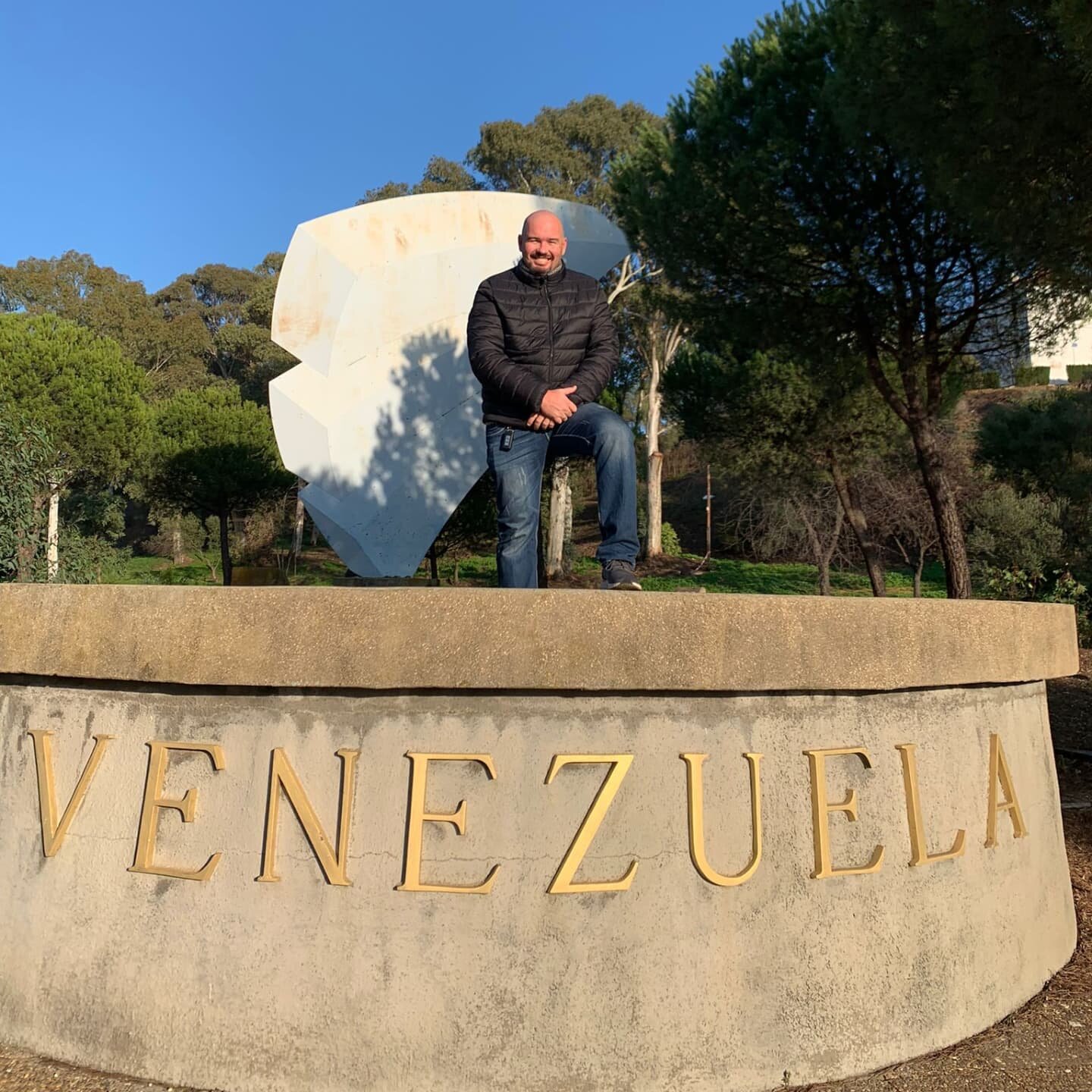 Posando junto al Monumento a Venezuela en el Monasterio de La Rábida