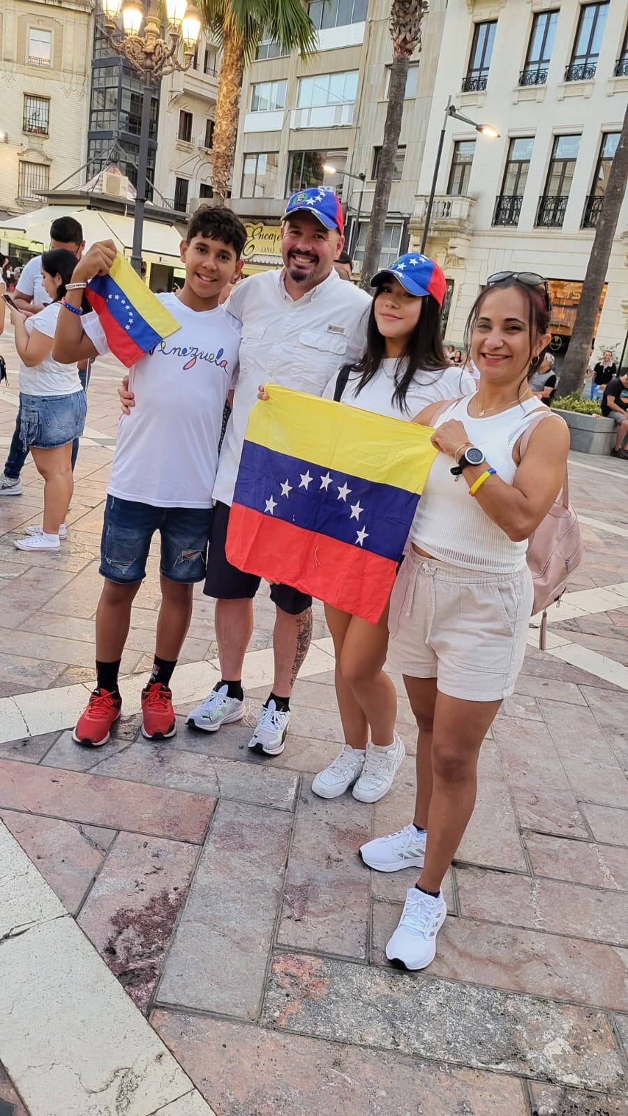 Apoyando a los compatriotas por una Venezuela libre en la Plaza de las Monjas de Huelva, junto a su mujer y sus hijos Jesús y Valeria