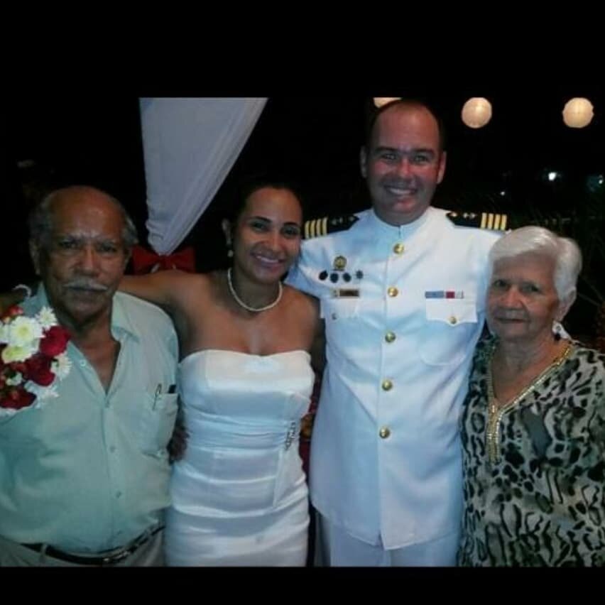 En su boda junto a su esposa Yoli y sus suegros Basilio y Araceli