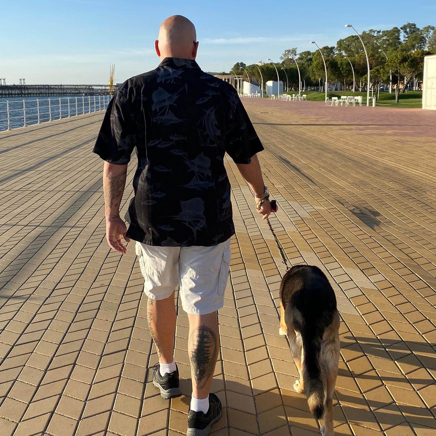 Paseando por el Paseo de la Ría con su mascota Nunki