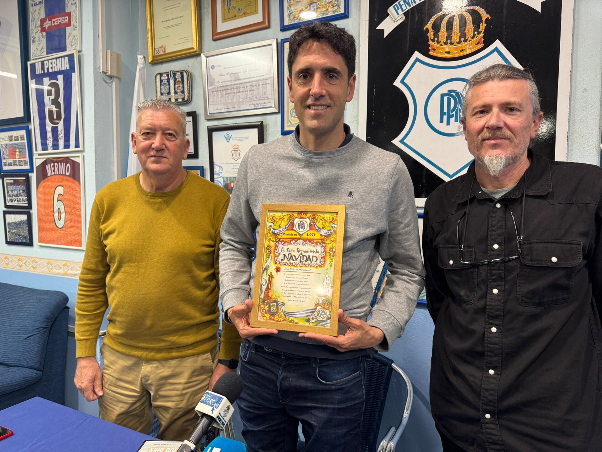 Íñigo Vélez en un acto con las peñas recreativistas.