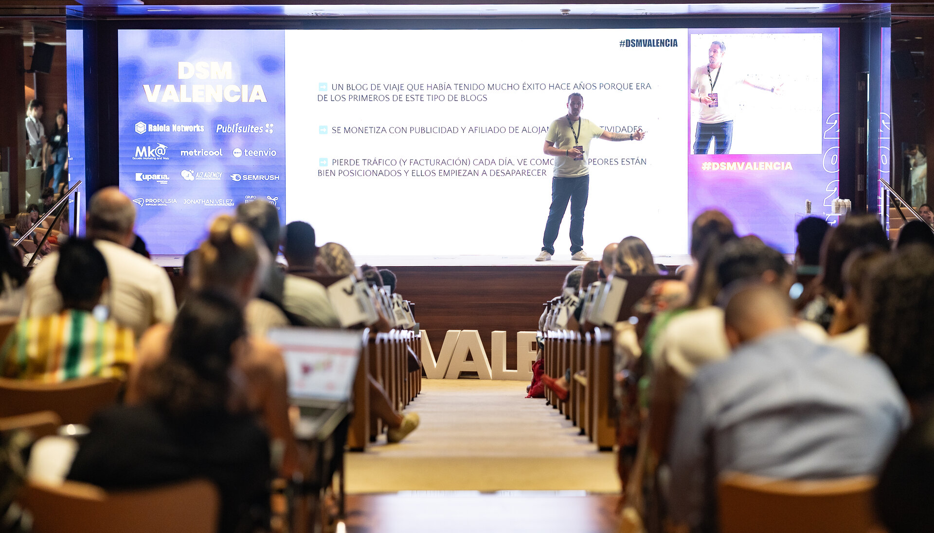 Jonathan impartiendo cursos de formación