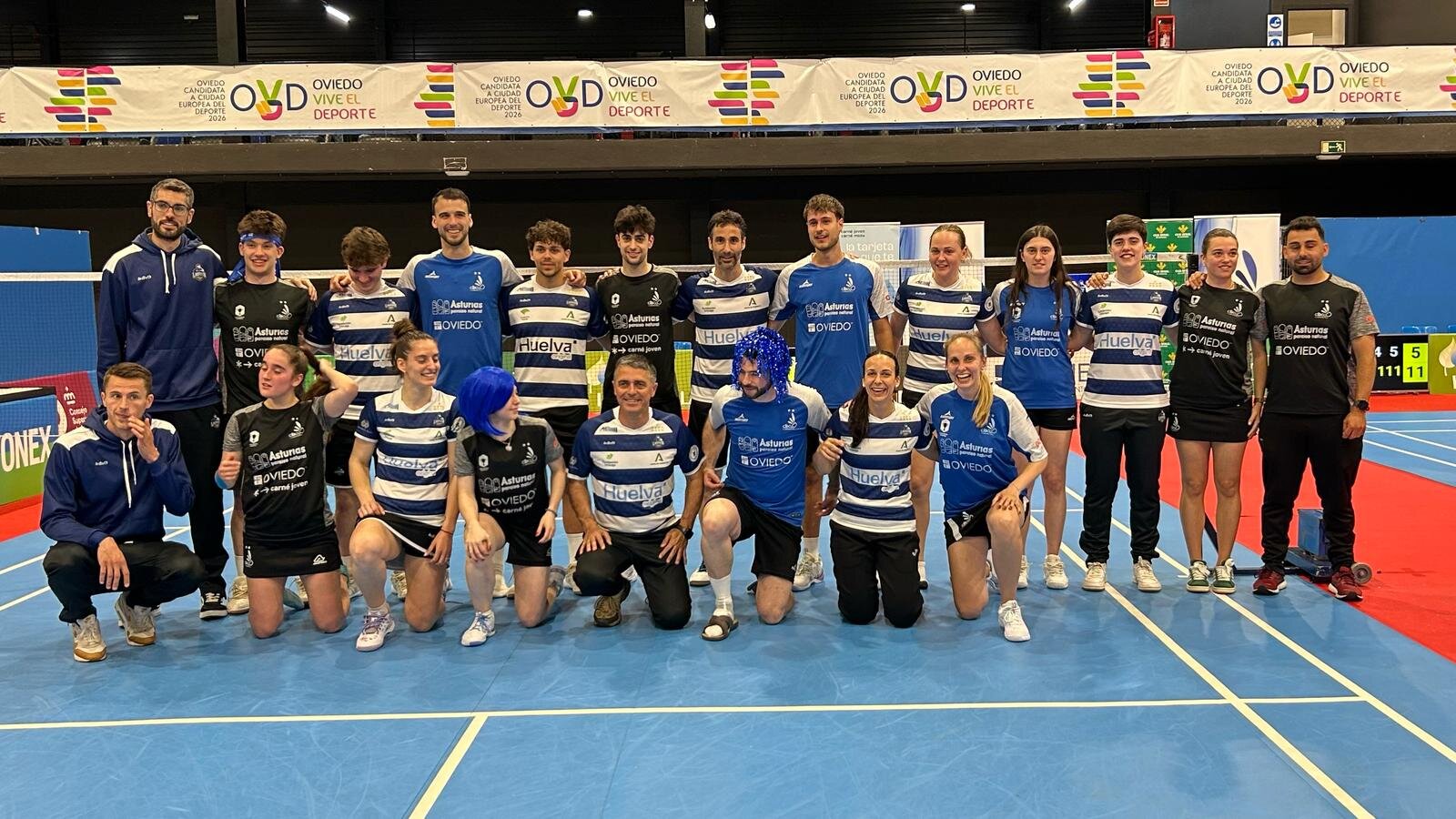 Los jugadores de los dos equipos posaron juntos.