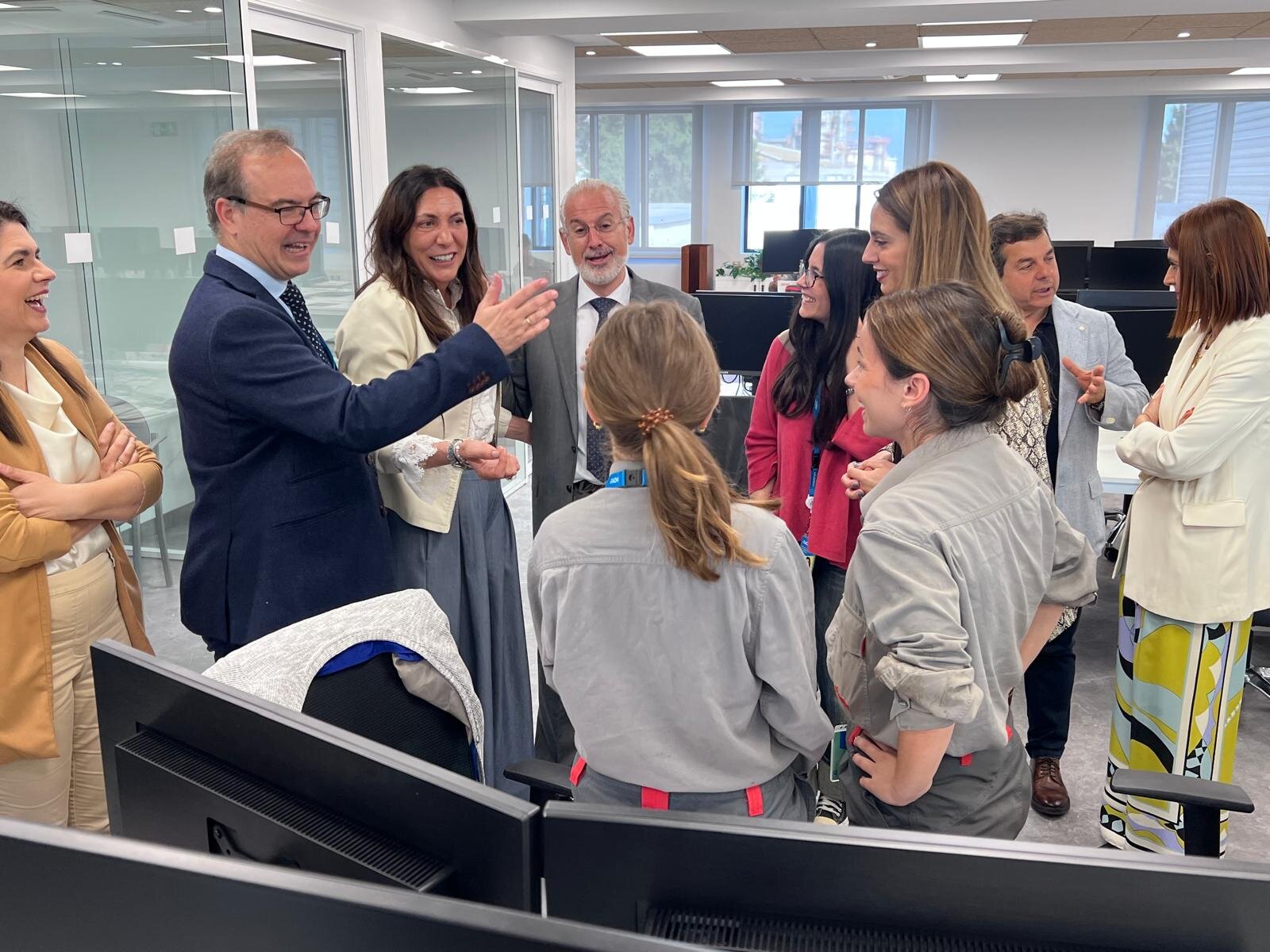 Loles López visita la compañía energética Moeve en Palos de la Frontera