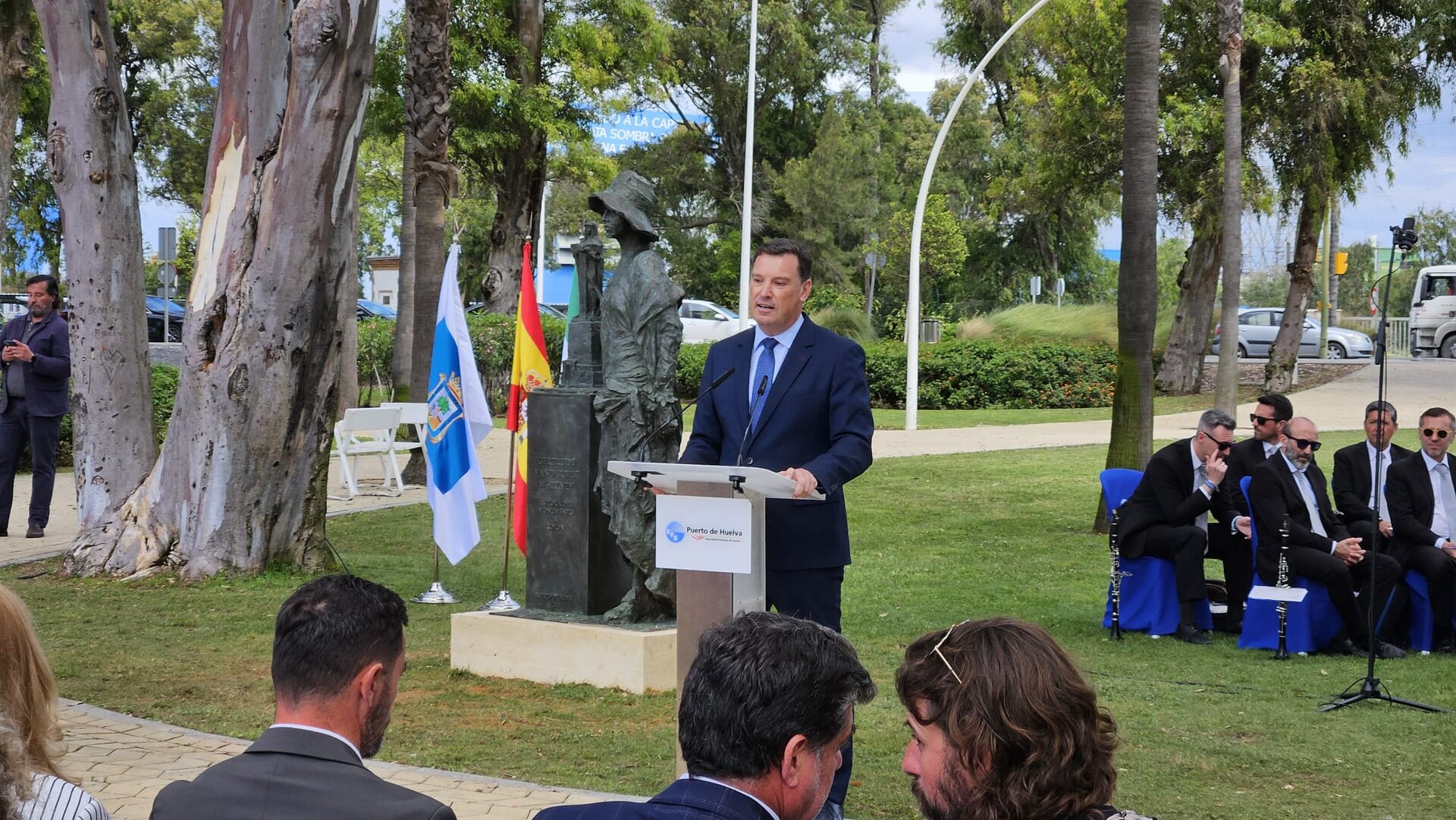 Inauguración escultura Miss Withney
