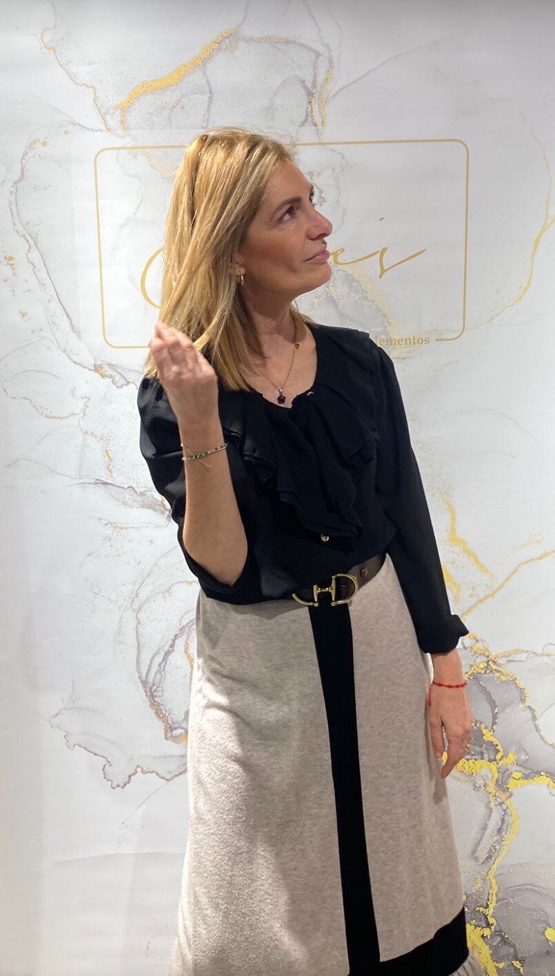 María Jesús con mucho estilo luciendo un precioso look que podemos encontrar en su establecimiento