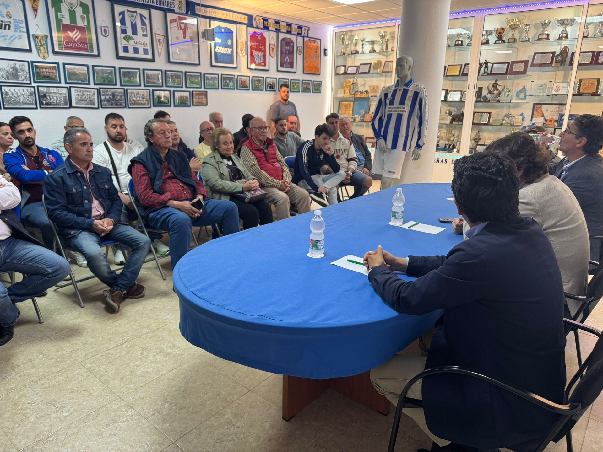 Los peñistas se reunieron con la dirigencia albiazul.