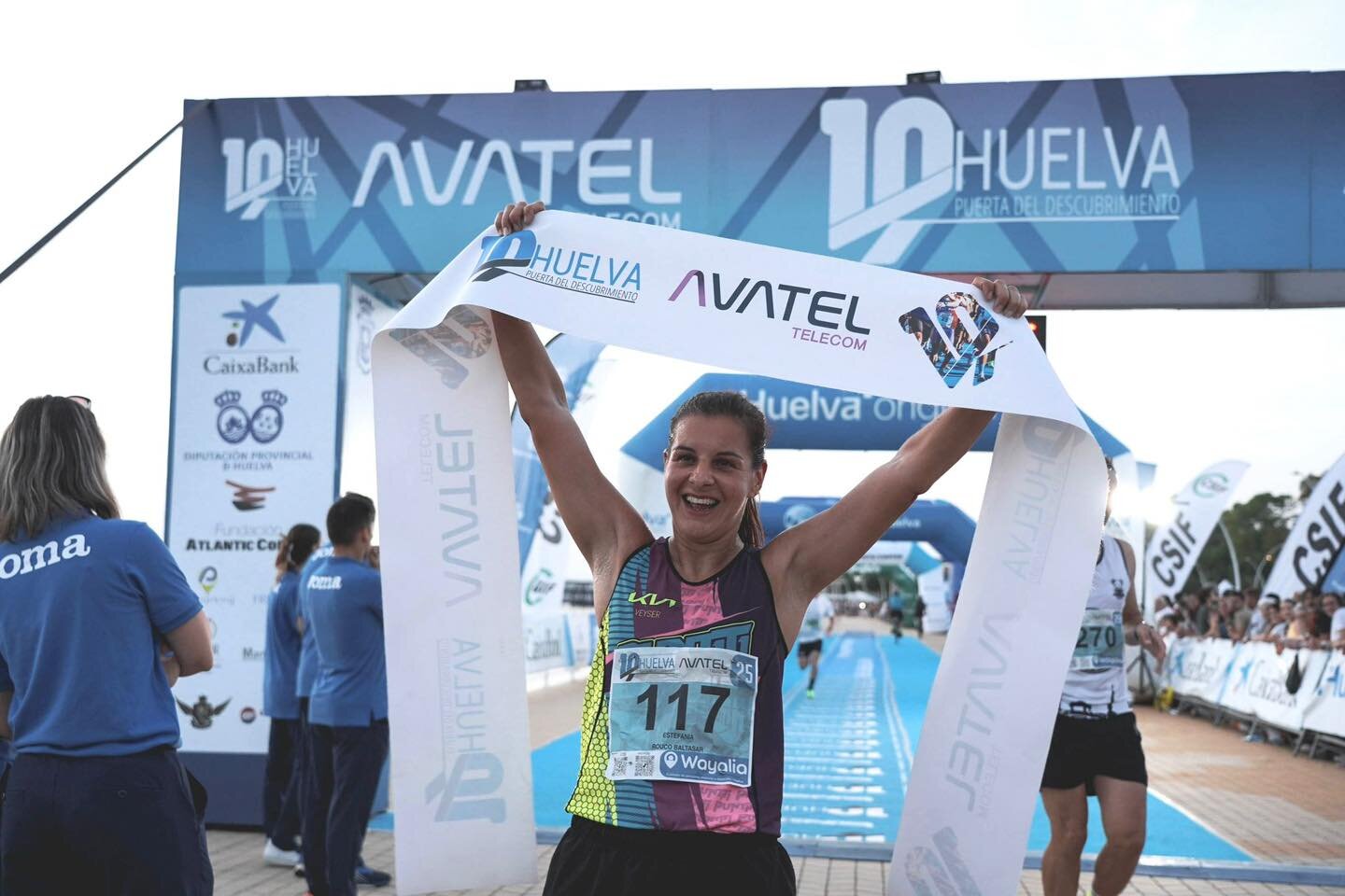 Estefania Rouco celebrando su victoria en la '10K Huelva Avatel'.