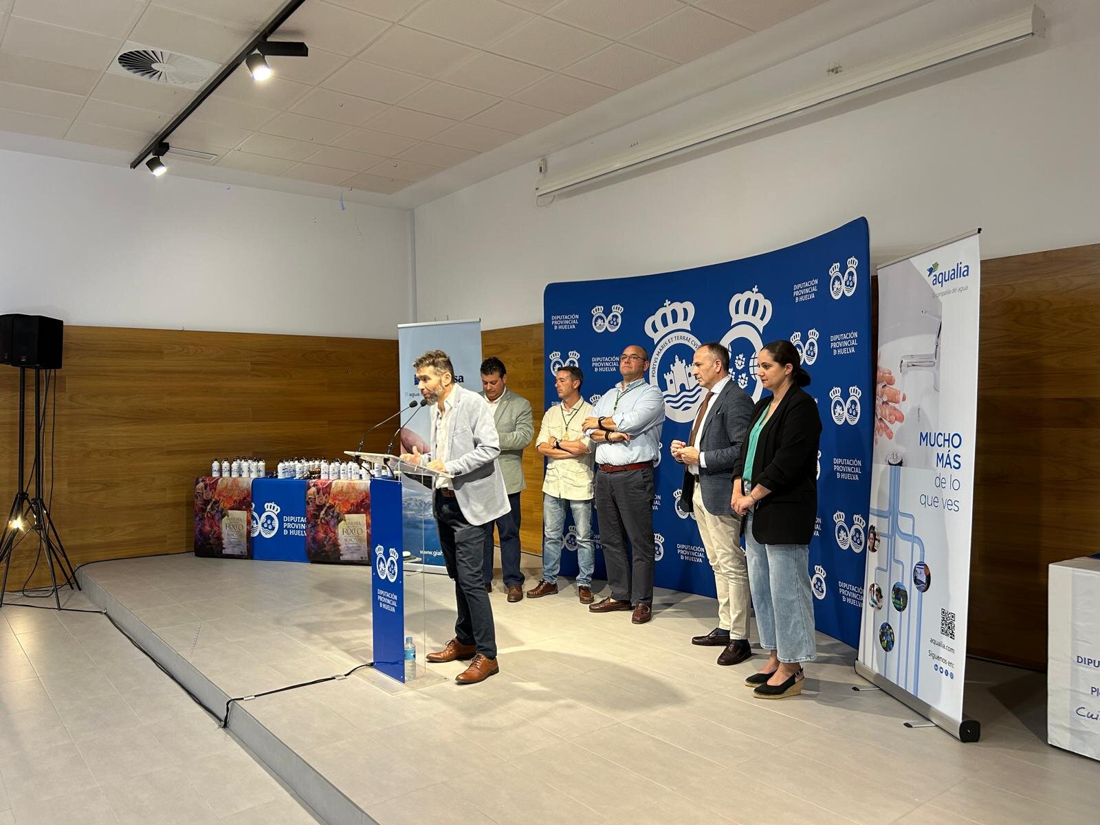 Entrega botellas Aqualia Rocío mayo 2025