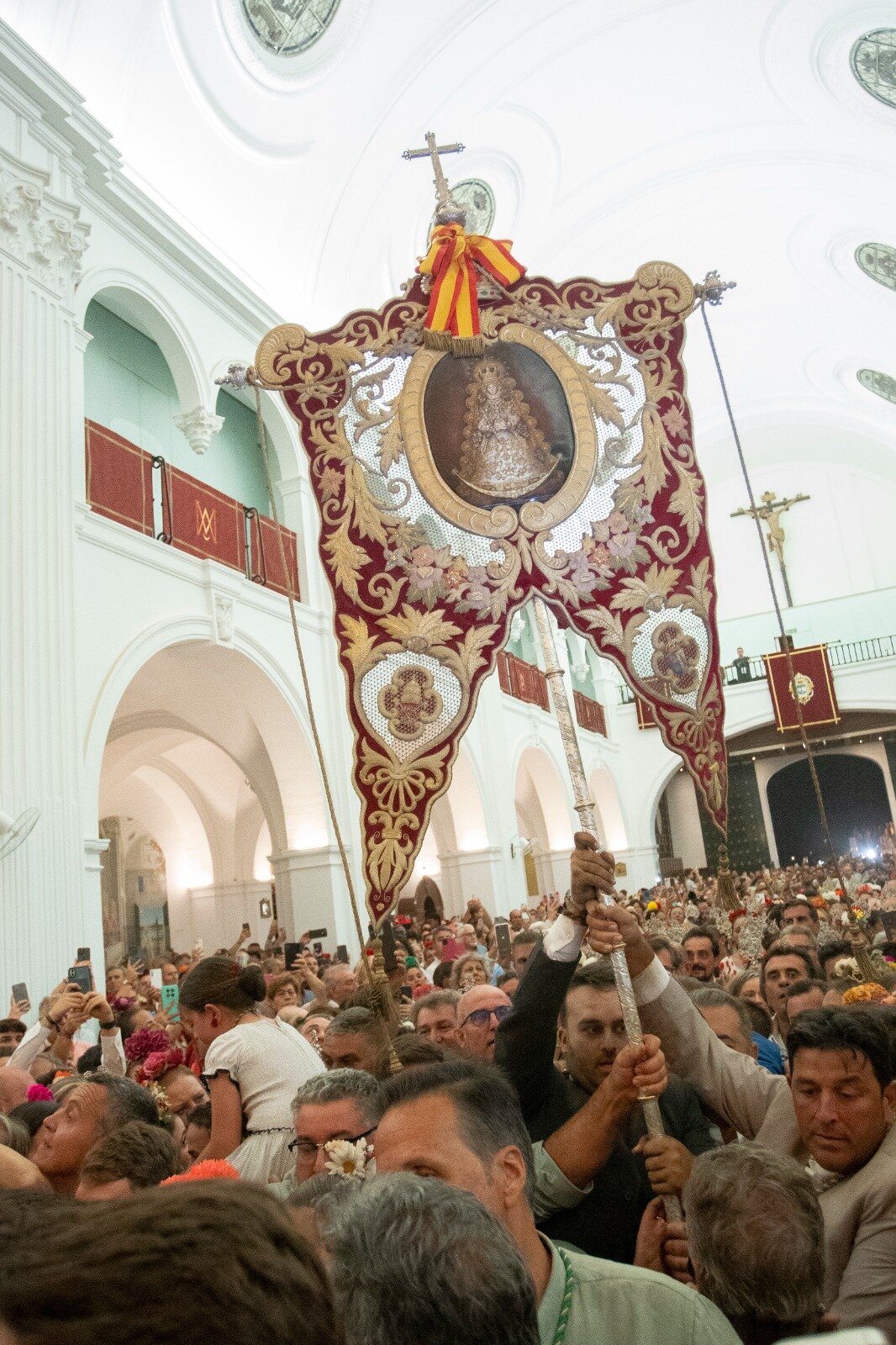 Hermandad Matriz de Almonte, llegando ayer a la Ermita del Rocío. / Fotografía: Rafael Díaz. Gabinete de Prensa del Ayuntamiento de Almonte.