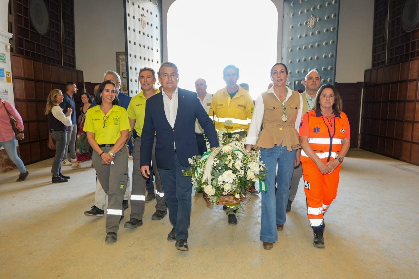 Antonio Sanz lleva a cabo una ofrenda florar en El Rocío