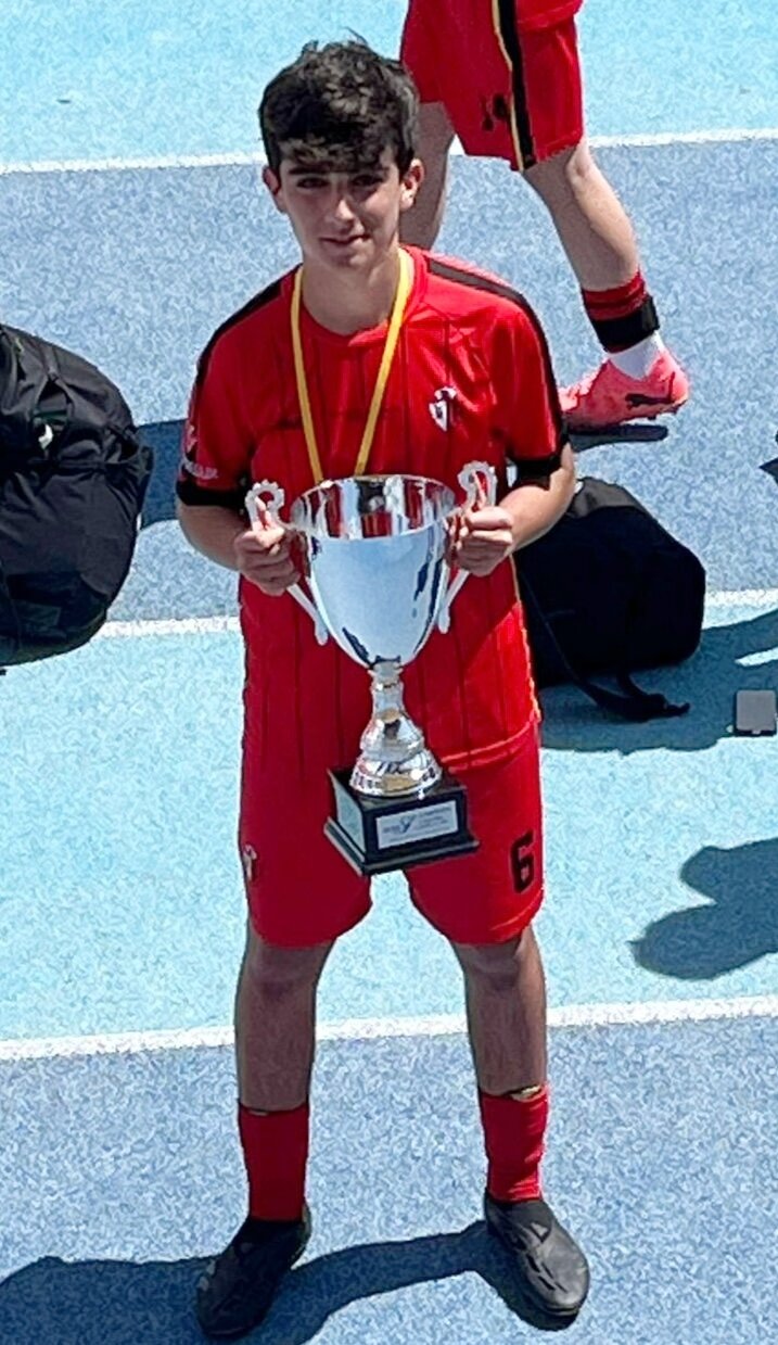 Con el trofeo logrado en el torneo Bonicup Portugal Abril 2025