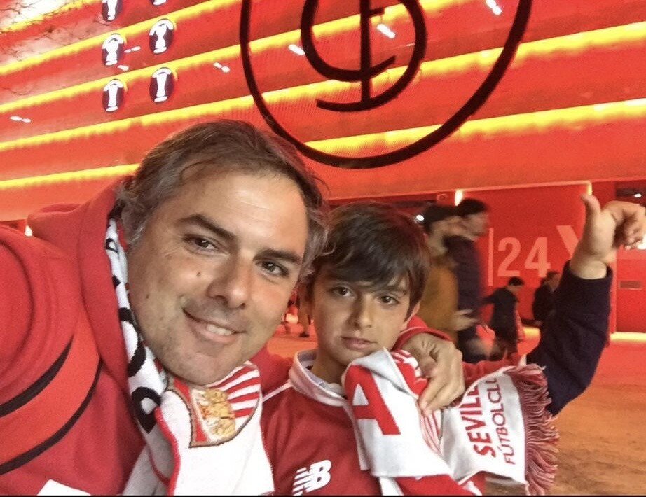 Con su padre en el Pizjuán