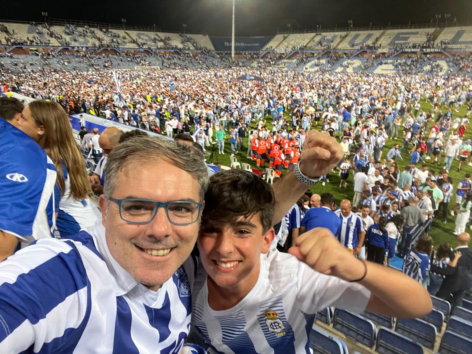 En el Colombino, celebrando el ascenso a 1ª RFEF del Recre junto a su padre Abraham