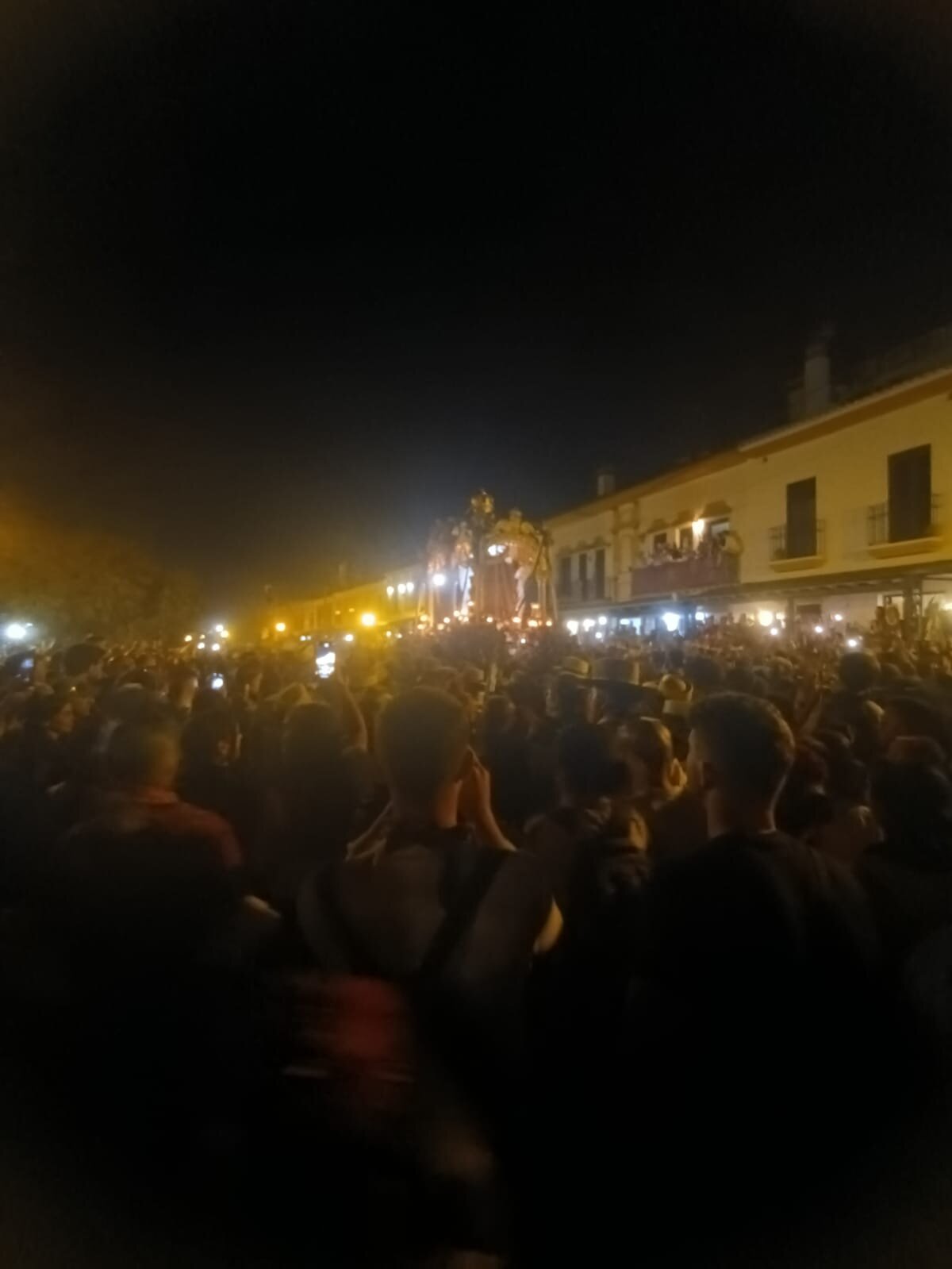Huelva entra en El Rocío entre vítores y lágrimas