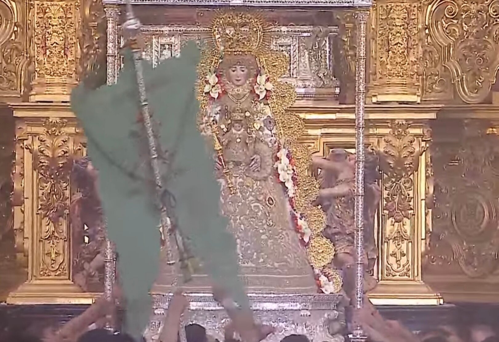 La Virgen del Rocío junto al Simpecado de Almonte.