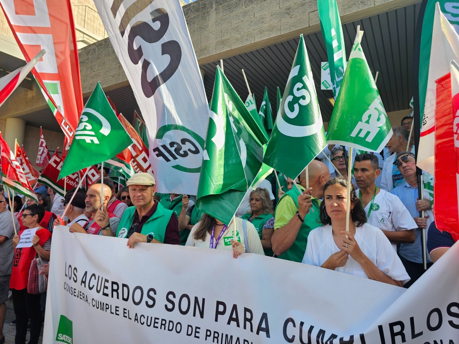 Los sindicatos protestan a las puertas del Hospital Juan Ramón Jiménez.