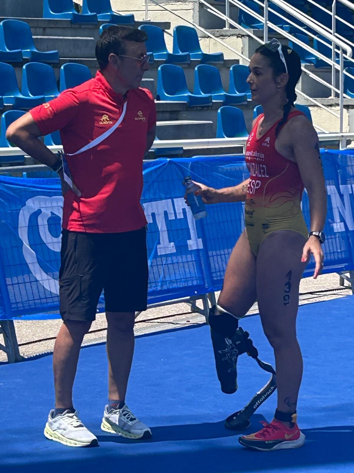 Carmen habla con un componente del equipo nacional.