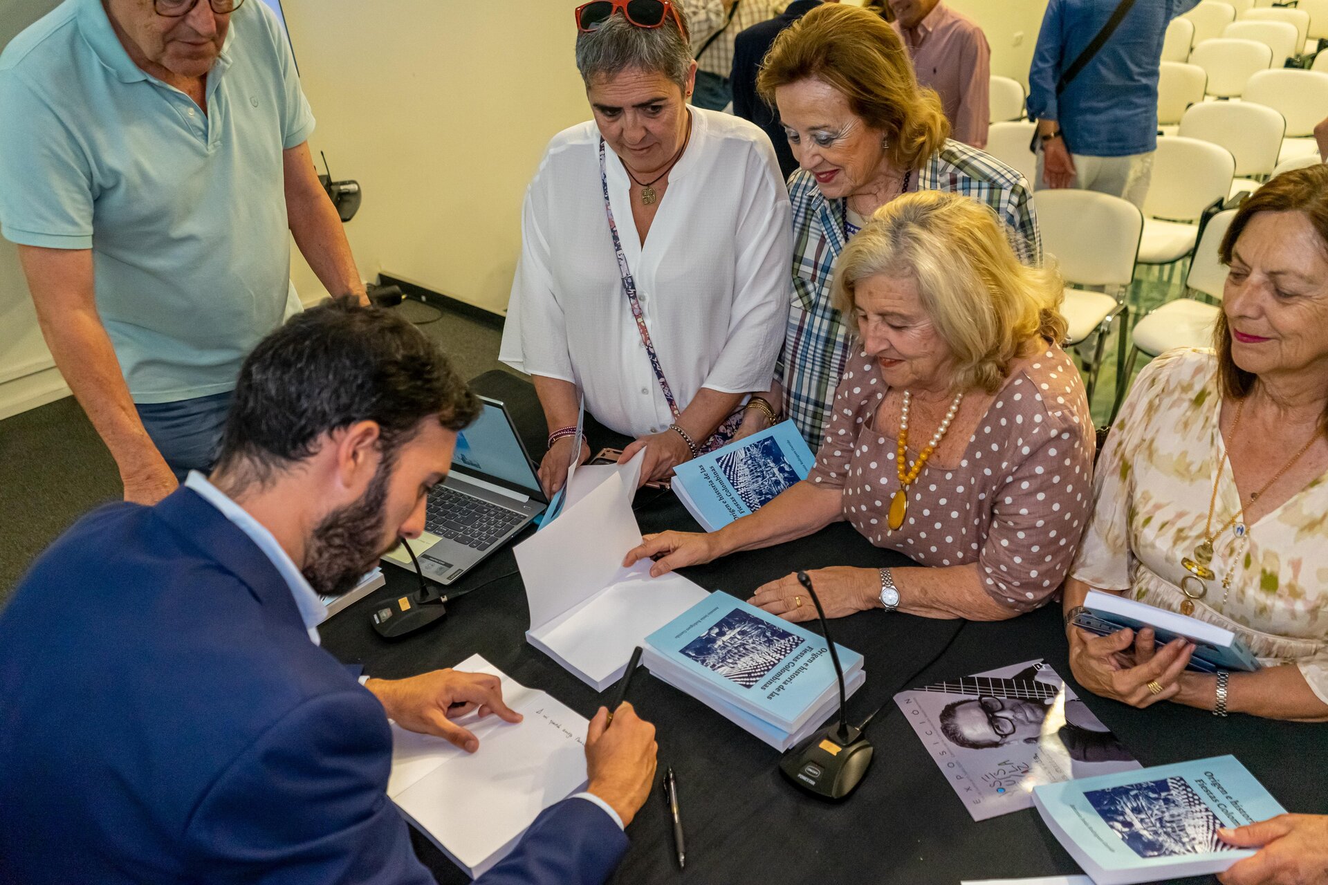 Toni Garrido presenta su libro "El origen e historia de las Fiestas Colombinas"