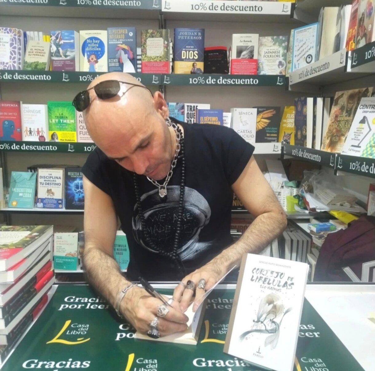 Sergio Rufo firmando en Stand de "Casa del Libro", de la Feria del Libro de Madrid de 2025