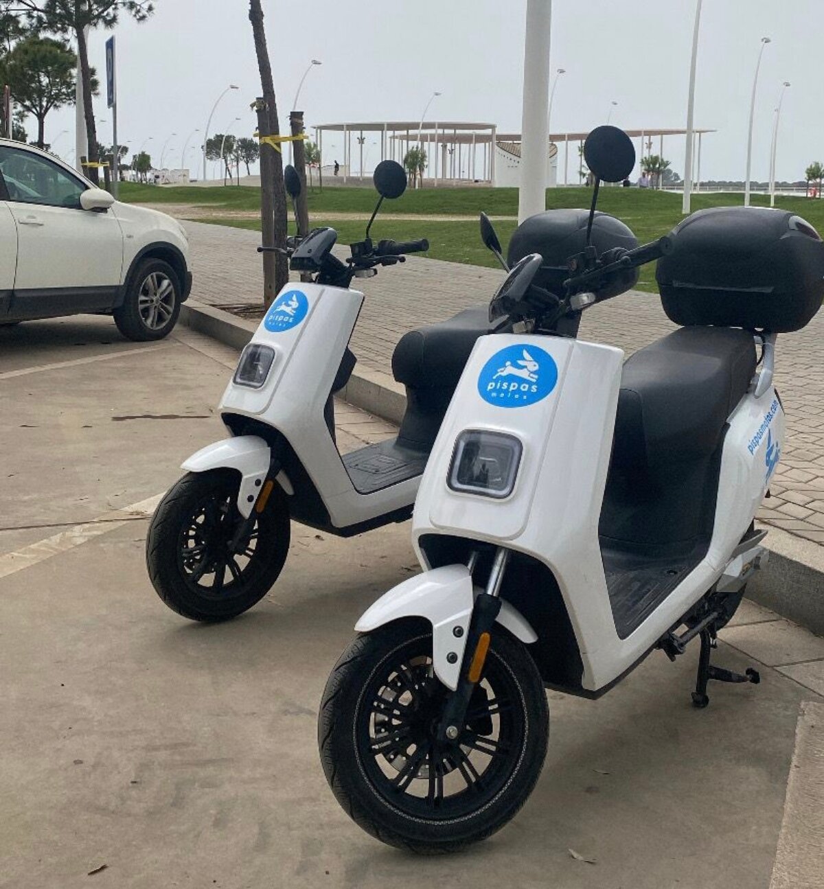 Motos de alquiler que forman parte del paisaje onubense